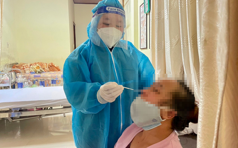 Lấy mẫu xét nghiệm SARS-CoV-2 cho bệnh nhân Covid-19 điều trị tại nhà ở TP Đà Lạt