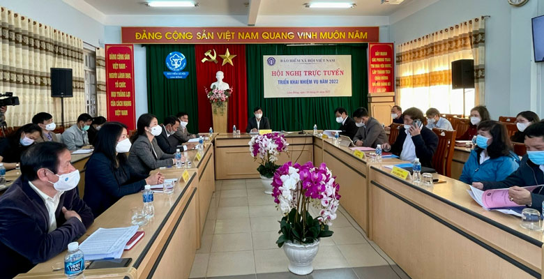 Tại điểm cầu cơ quan BHXH Lâm Đồng, các đại biểu tham dự hội nghị trực tuyến triển khai nhiệm vụ ngành BHXH toàn quốc năm 2022.