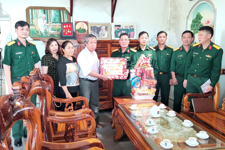 Bộ CHQS tỉnh Lâm Đồng thăm, tặng quà cho gia đình cụ Tô Đình Cắm 