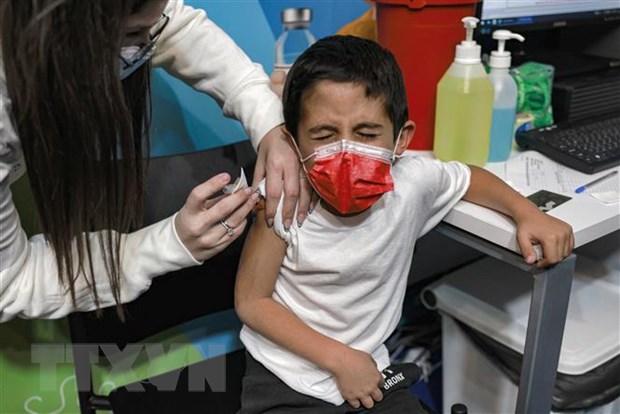 Nhân viên y tế Israel tiêm vaccine phòng COVID-19 của Pfizer/BioNTech cho trẻ em tại Jerusalem ngày 23/11/2021