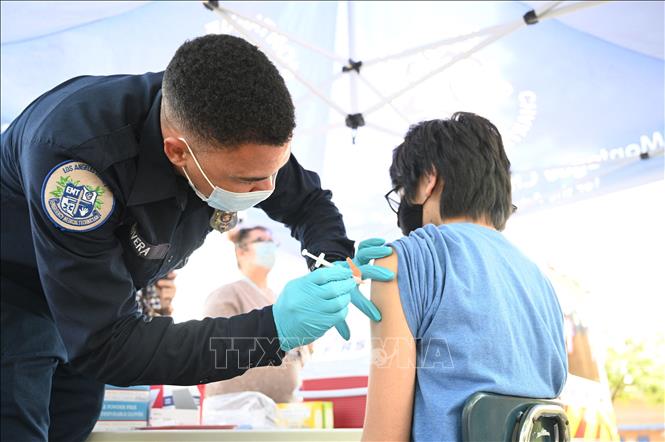 Nhân viên y tế tiêm vaccine phòng COVID-19 của Pfizer/BioNTech cho trẻ em tại Los Angeles, bang California, Mỹ.