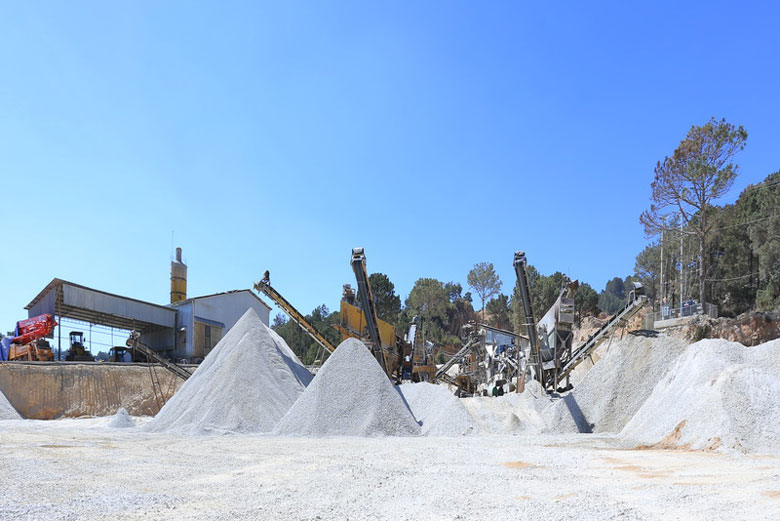 Khai thác đá xây dựng của Công ty Cổ phần Khoáng sản và Vật liệu xây dựng Lâm Đồng tại mỏ đá Cam Ly - Đà Lạt. 
