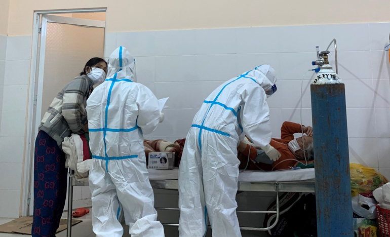 Một bệnh nhân F0 thở bình ô xy trên giường điều trị tại Bệnh viện Nhi Lâm Đồng