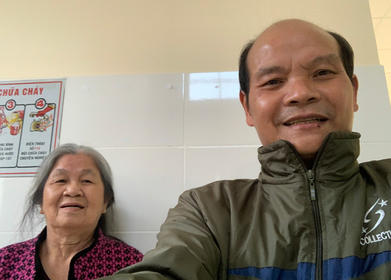 Tác giả cùng với bệnh nhân F0 82 tuổi vừa được chữa trị khỏi bệnh, cho xuất viện tại Bệnh viện Nhi Lâm Đồng.