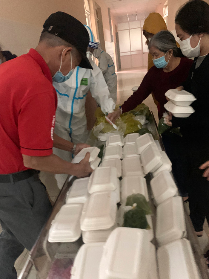 Cấp phát xuất ăn trực tiếp tại hành lang phòng bệnh nhân F0 - Bệnh viện Nhi Lâm Đồng 
