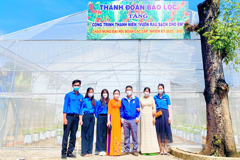 Thành Đoàn Bảo Lộc bàn giao công trình “Vườn rau sạch cho em” tại trường Tiểu học Bùi Thị Xuân
