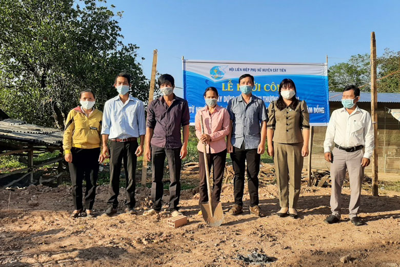 Hội Liên hiệp Phụ nữ huyện Cát Tiên khởi công xây dựng công trình nước sạch – vệ sinh môi trường trao tặng cho hội viên Điểu Thị Ung. 
