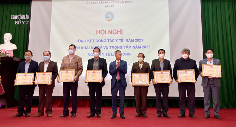 Chủ tịch UBND tỉnh Trần Văn Hiệp trao Bằng khen đợt 3 cho 15 tập thể và 31 cá nhân của ngành y tế Lâm Đồng có thành tích xuất sắc trong công tác phòng chống dịch Covid-19