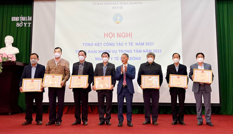 Chủ tịch UBND tỉnh Trần Văn Hiệp trao Bằng khen đợt 3 cho 15 tập thể và 31 cá nhân của ngành y tế Lâm Đồng có thành tích xuất sắc trong công tác phòng chống dịch Covid-19.