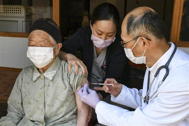 Nhân viên y tế tiêm vaccine phòng COVID-19 cho người cao tuổi tại tỉnh Nagano, Nhật Bản, ngày 21/4/2021