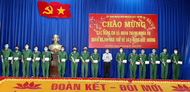 Lãnh đạo huyện Cát Tiên tặng quà cho các quân nhân xuất ngũ trở về địa phương