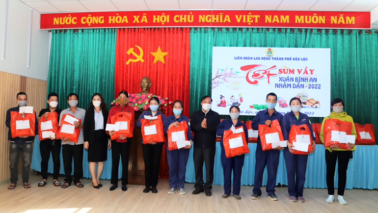 Lãnh đạo TP Bảo Lộc trao tặng quà tết cho công nhân, lao động khó khăn trên địa bàn