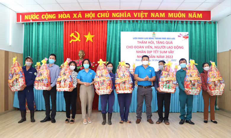 Bảo Lộc: Trao tặng thêm 420 phần quà Tết cho đoàn viên, người lao động khó khăn