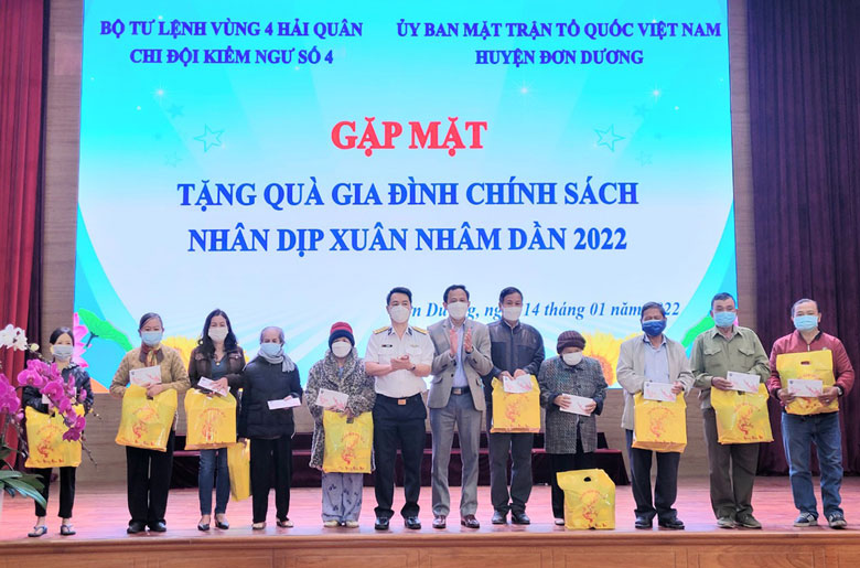 Trao tặng 20 phần quà Tết cho gia đình chính sách huyện Đơn Dương
