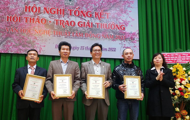 Trao giải thưởng cho tác giả tác phẩm xuất sắc cuộc thi VHNT “Lâm Đồng đổi mới và phát triển”