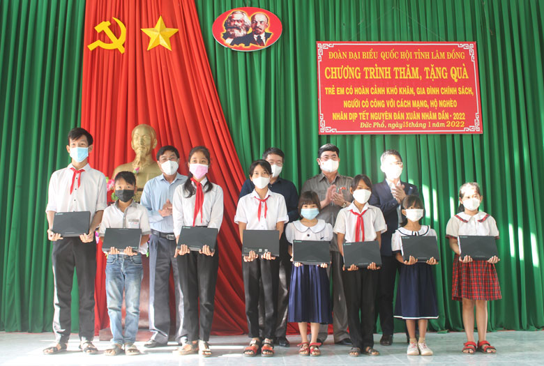 Đoàn ĐBQH tỉnh và đại diện Công ty CP Tập đoàn Tây Bắc tặng máy tính bảng cho các em học sinh có hoàn cảnh khó khăn tại các huyện Cát Tiên, Đạ Tẻh, Đạ Huoai, Bảo Lâm và TP Bảo Lộc