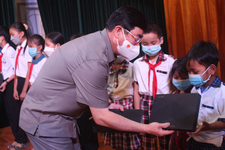 Đoàn ĐBQH tỉnh và đại diện Công ty CP Tập đoàn Tây Bắc tặng máy tính bảng cho các em học sinh có hoàn cảnh khó khăn tại các huyện Cát Tiên, Đạ Tẻh, Đạ Huoai, Bảo Lâm và TP Bảo Lộc