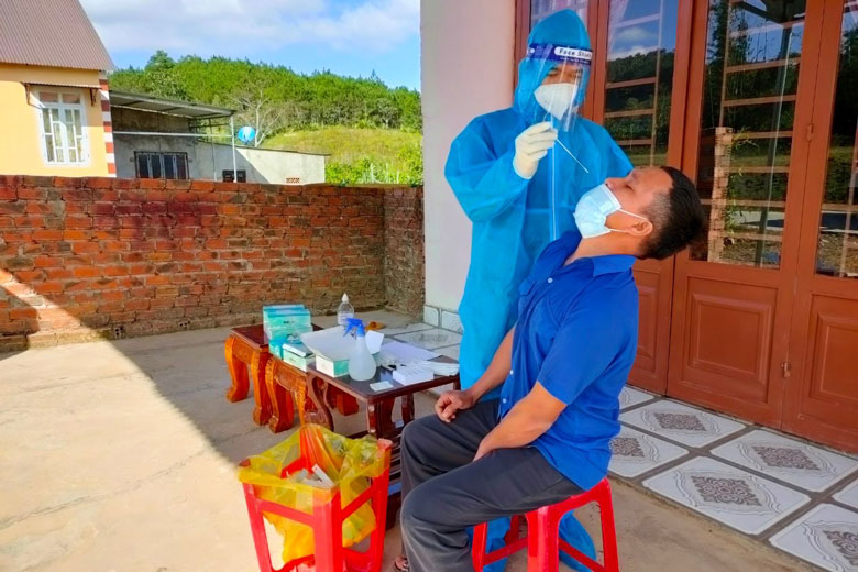 Giám sát xét nghiệm SARS-CoV-2 cho bệnh nhân Covid-19 đang điều trị tại nhà ở Đơn Dương.