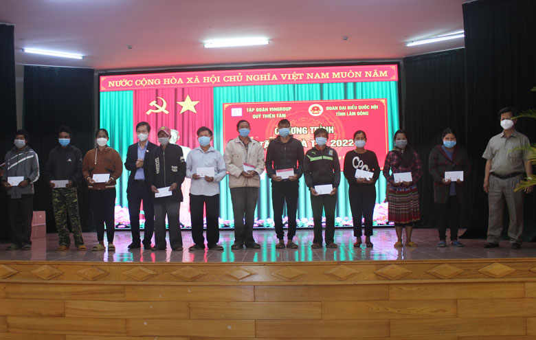 Đoàn Đại biểu Quốc hội Lâm Đồng thăm, tặng quà Tết cho hộ nghèo tại Đam Rông, Lâm Hà
