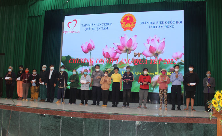 Đoàn ĐBQH Lâm Đồng và đại diện Quỹ Thiện Tâm - Tập đoàn Vingroup tặng quà Tết cho bà con hộ nghèo, hộ cần nghèo, hộ DTTS khó khăn tại huyện Lâm Hà