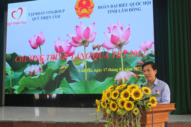 ĐBQH Lâm Đồng Lâm Văn Đoan  - Chủ nhiệm Ủy ban văn hóa - xã hội của Quốc hội phát biểu tại lễ trao quà, động viên bà con đón Tết Nguyên đán Nhâm Dần an vui