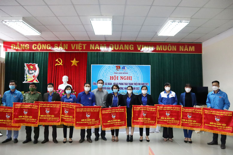 Ban Chấp hành Tỉnh Đoàn Lâm Đồng trao Cờ thi đua cho 12 đơn vị đạt danh hiệu “Xuất sắc tiêu biểu” năm 2021
