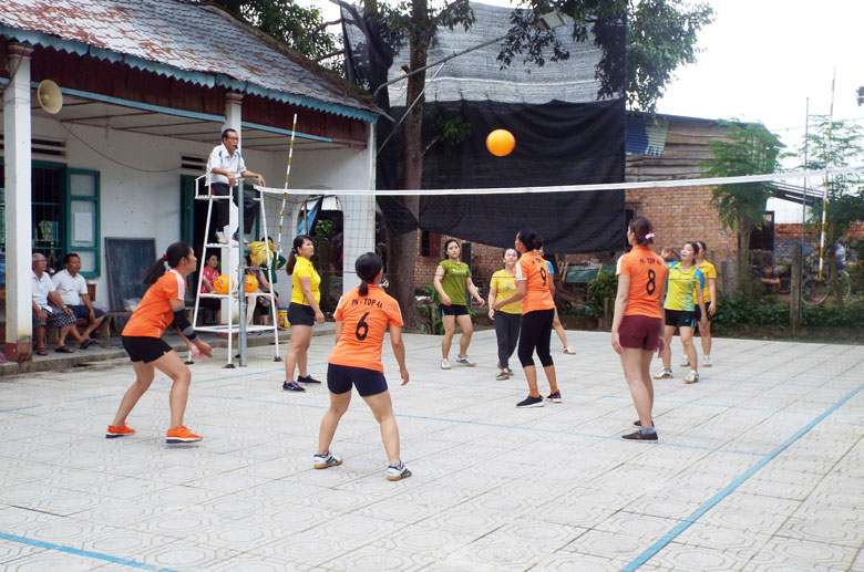 Nhà sinh hoạt cộng đồng Tổ dân phố 4A, thị trấn Đạ Tẻh là nơi tập luyện thể thao hàng ngày của 5 câu lạc bộ bóng chuyền hơi, thu hút người dân mọi lứa tuổi.
