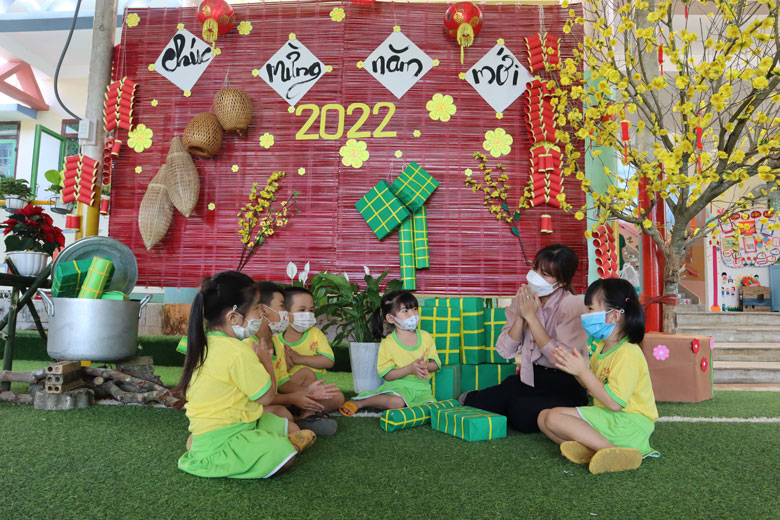 Các cô giáo tại Trường Mầm non Phong Lan, xã Quảng Trị trang trí tiểu cảnh để trẻ được vui chơi, trải nghiệm.
