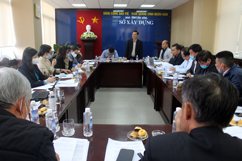 Ông Lê Quang Trung - Giám đốc Sở Xây dựng ghi nhận, tiếp thu các ý kiến góp ý của Ðoàn giám sát.