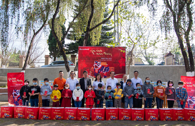 Sacombank chi nhánh Lâm Ðồng tặng 100 phần quà tết cho Làng trẻ em SOS Ðà Lạt