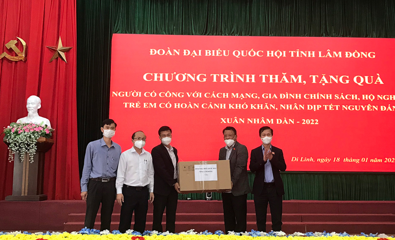 Đoàn ĐBQH tặng 1.000 bộ kit test cho huyện Đơn Dương phòng chống dịch
