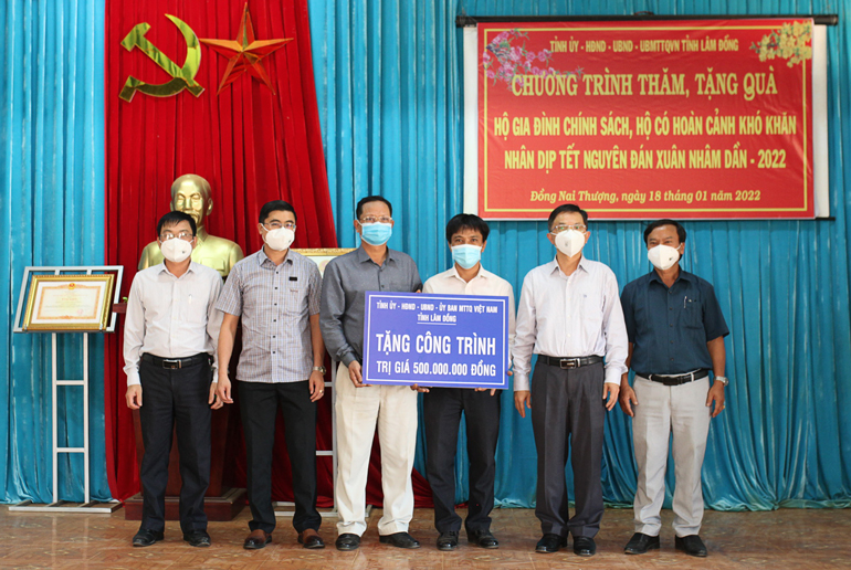 Phó Chủ tịch UBND tỉnh Lâm Đồng Đặng Trí Dũng trao công trình xây dựng trị giá 500 triệu đồng của lãnh đạo tỉnh cho xã Đồng Nai Thượng