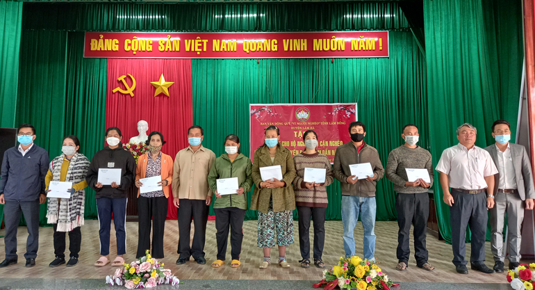 Ủy ban MTTQ Việt Nam huyện Lâm Hà trao quà Tết Nhâm Dần cho các hộ nghèo, hộ cận nghèo tại thị trấn Đinh Văn