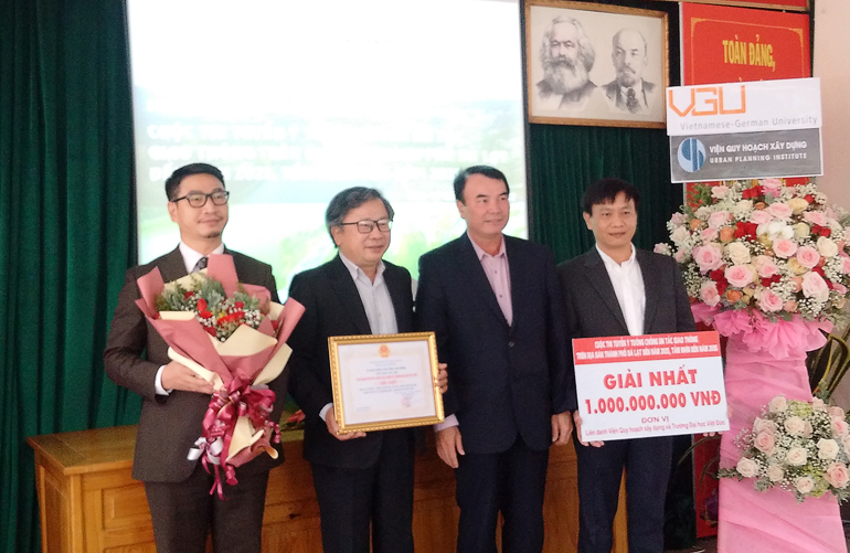 Phó Chủ tịch UBND tỉnh Lâm Đồng Phạm S trao giải nhất cho Liên danh Viện Quy hoạch xây dựng và Trường Đại học Việt Đức