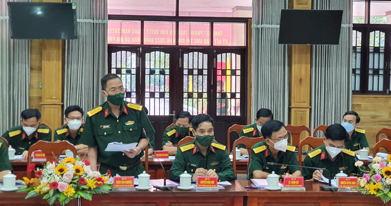 Đại tá Trần Văn Khương – Chính uỷ Bộ Chỉ huy Quân sự tỉnh Lâm Đồng báo cáo công tác thi đua khen thưởng của Bộ Chỉ huy Quân sự tỉnh Lâm Đồng tại hội nghị