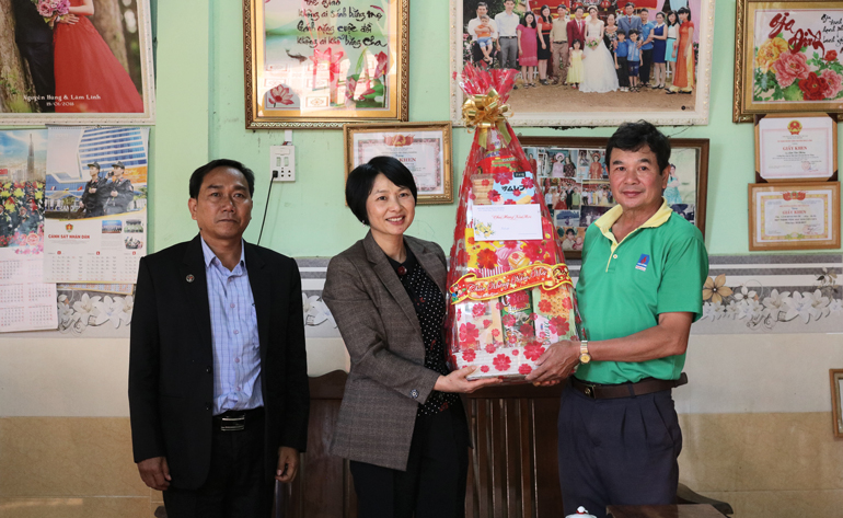 Đồng chí Phạm Thị Phúc – Trưởng Ban Dân vận Tỉnh ủy tặng quà cho ông Lâm Văn Phóng tại thị trấn Lộc Thắng, huyện Bảo Lâm 