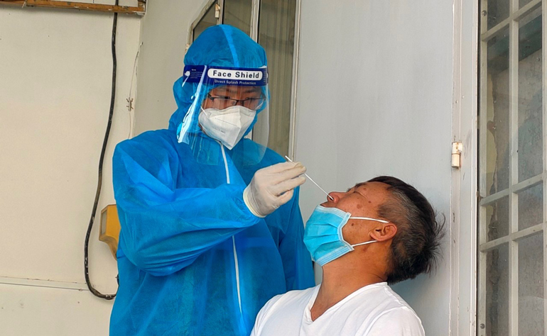 Lấy mẫu xét nghiệm SARS-CoV-2 cho F0 điều trị tại nhà ở huyện Đơn Dương