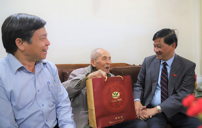 Bí thư Tỉnh ủy Lâm Đồng cùng đoàn công tác thăm, tặng quà Tết gia định Thiếu tướng Phạm Văn Kha - Nguyên Tư lệnh phó Quân khu 6, Chỉ huy trưởng Bộ Chỉ huy Quân sự tỉnh Lâm Đồng (102 tuổi, 79 năm tuổi Đảng)