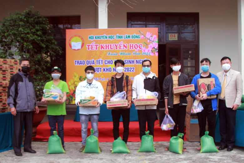 50 học sinh Đà Lạt nhận quà Tết của Hội Khuyến học tỉnh
