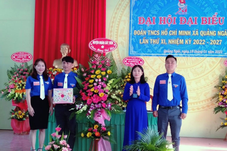 Huyện Đoàn Cát Tiên tặng hoa chúc mừng Đại hội