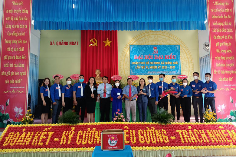 Ban Chấp hành Đoàn Thanh niên xã Quảng Ngãi khóa mới chụp ảnh cùng đại biểu tham dự Đại hội
