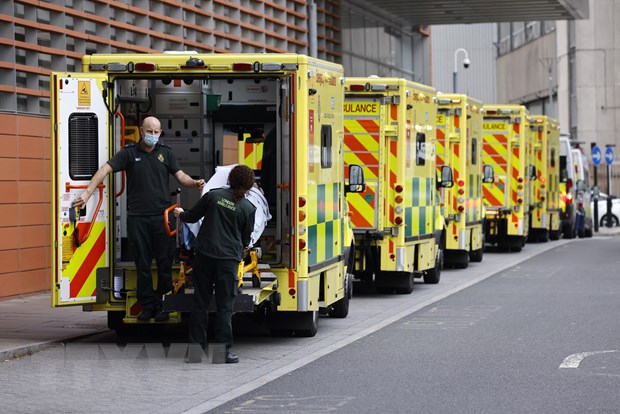 Nhân viên y tế chuyển bệnh nhân COVID-19 tới bệnh viện ở London, Anh. 