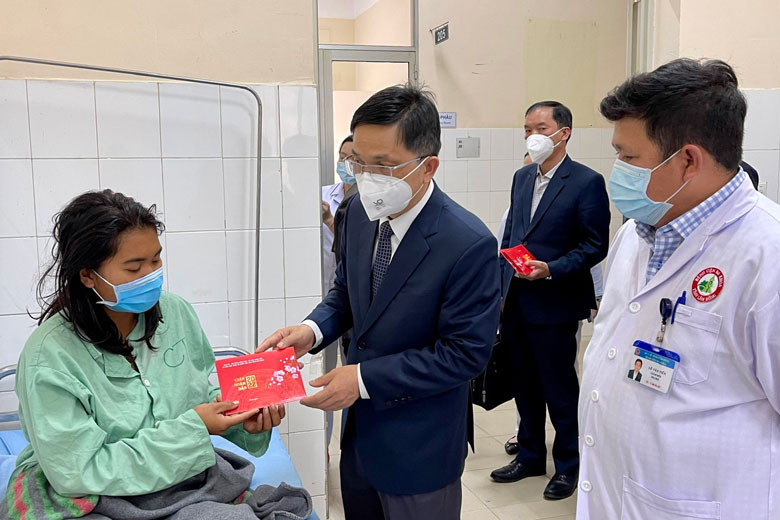 Phó Chủ tịch UBND tỉnh Đặng Trí Dũng thăm tặng quà Tết cho bệnh nhân đang điều trị tại Bệnh viện Đa khoa Lâm Đồng.