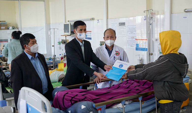 Ông Kiều Công Minh - Phó Giám đốc BHXH tỉnh Lâm Đồng trao quà cho bệnh nhân khó khăn đang điều trị tại Bệnh viện Đa khoa Lâm Đồng