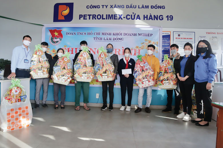 Trao quà hỗ trợ thanh niên công nhân có hoàn cảnh khó khăn trên địa bàn thành phố Đà Lạt