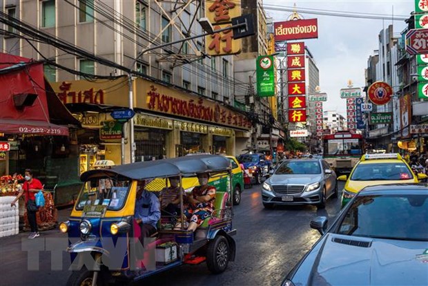 Khách du lịch trên một đường phố ở Bangkok, Thái Lan.