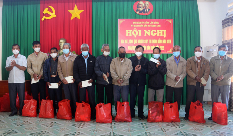 Ban Dân tộc tỉnh tổ chức gặp mặt, tặng quà tết cho người có uy tín huyện Di Linh