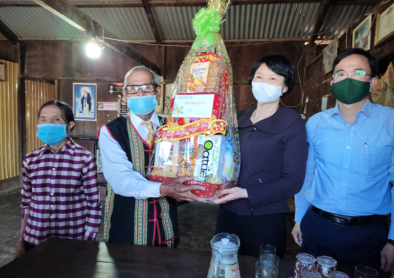 Đồng chí Phạm Thị Phúc và lãnh đạo huyện Đam Rông đã thăm và tặng quà chúc mừng năm mới tại các gia đình