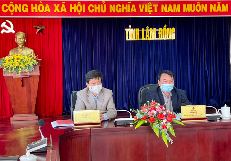 Phó Chủ tịch UBND tỉnh Lâm Đồng Phạm S và Giám đốc Sở Y tế Lâm Đồng Nguyễn Đức Thuận chủ trì hội nghị tại điểm cầu Lâm Đồng