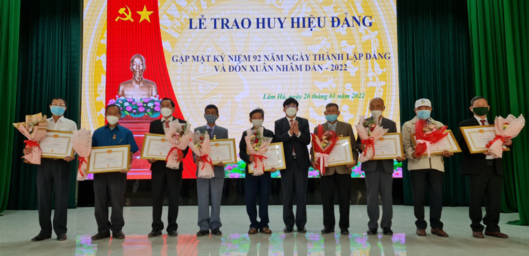 Trao Huy hiệu Đảng cho các đảng viên tại Lâm Hà